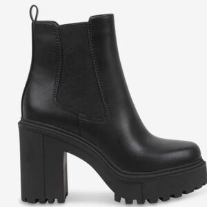 BNWOT Steve Madden Rezza chunky heel bootie